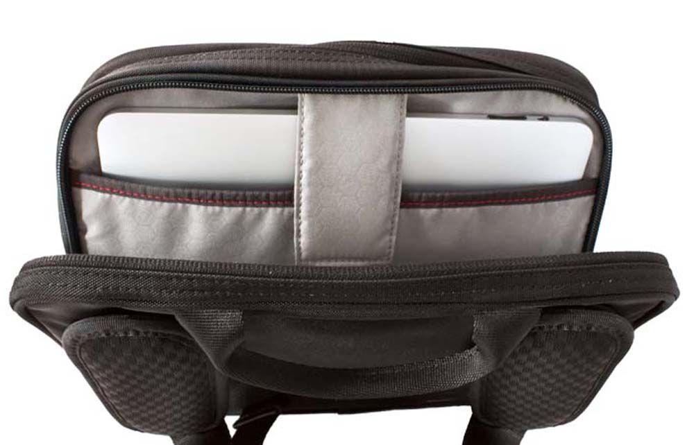 фото Сумка наплечная VICTORINOX Travel Companion 4 л, c системой защиты от незаконного сканирования RFID, цвет чёрный